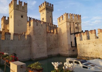 Fegurð Gardavatns Jóga og sjálfsrækt Sirmione Skaligeri kastali