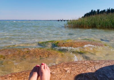 Fegurð Gardavatns Jóga og sjálfsrækt Ströndin við Sirmione