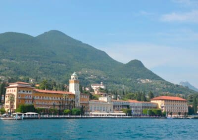 Fegurð Gardavatns Jóga og sjálfsrækt sigling um Gardavatn