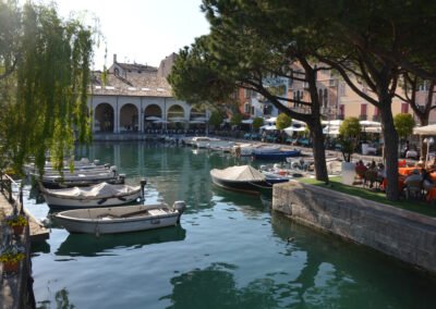 Fegurð Gardavatns Jóga og sjálfsrækt smábátahöfn Gardavatn